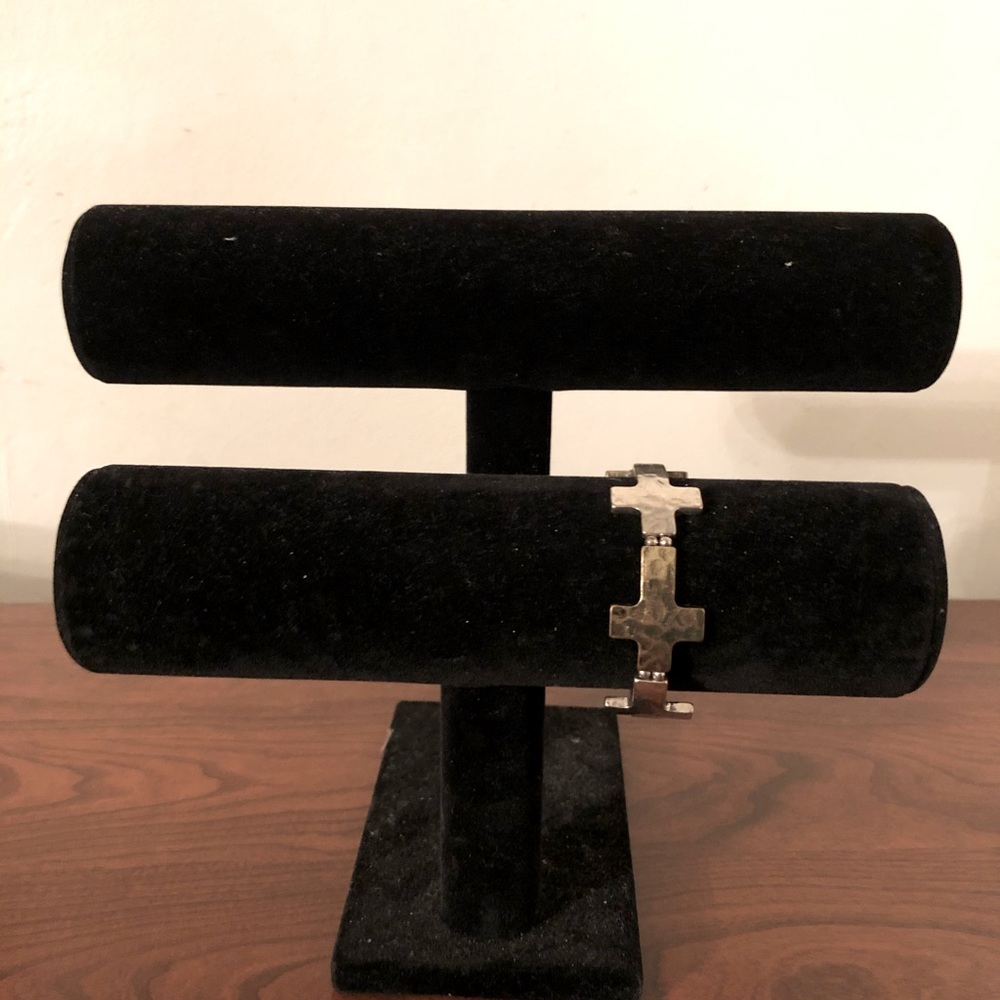 Hammered metal look cross stretchy bracelet.
